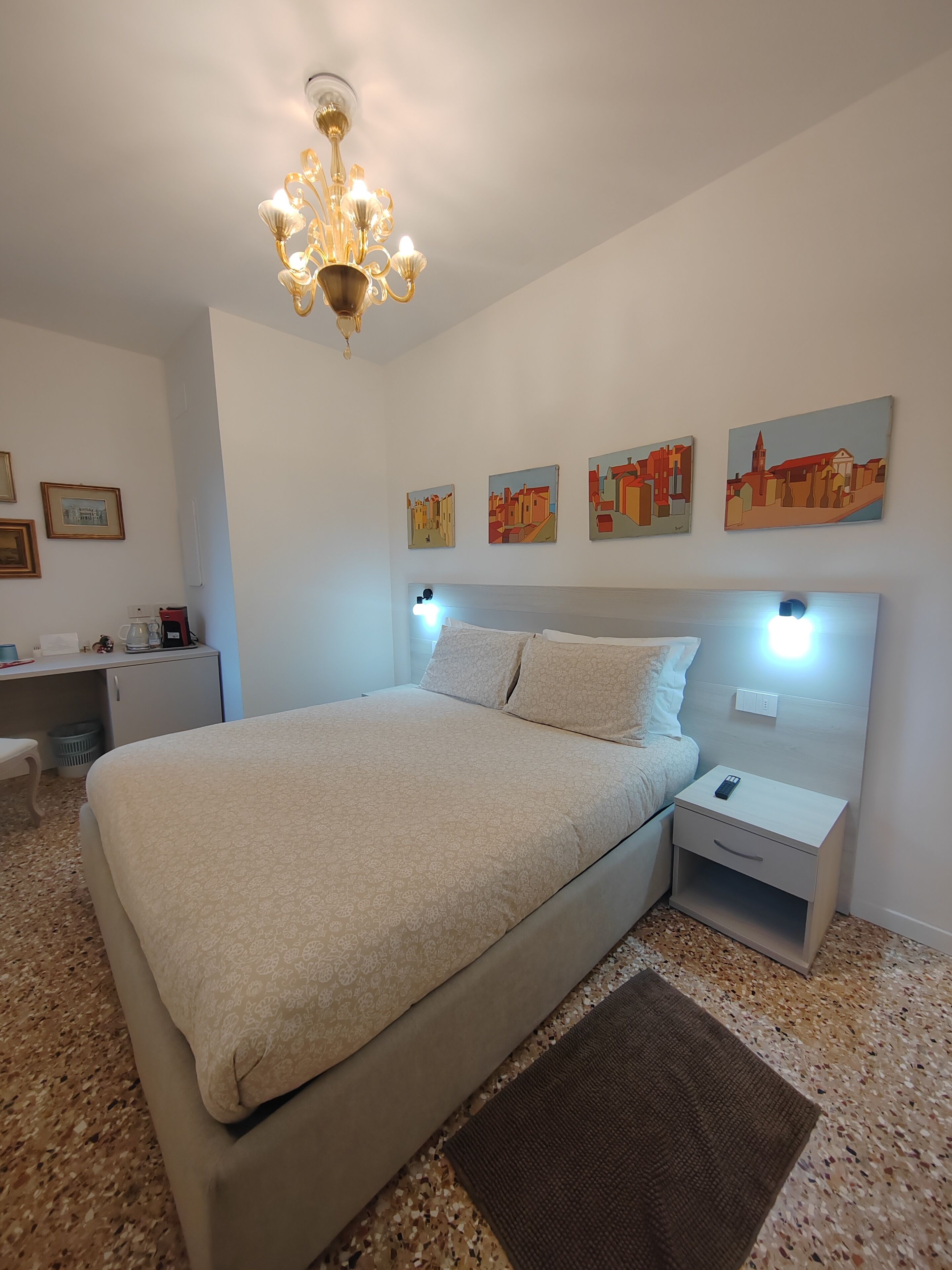 Standaard kamer, uitzicht op tuin | Donsdekens, bedden met traagschuimmatrassen, een bureau