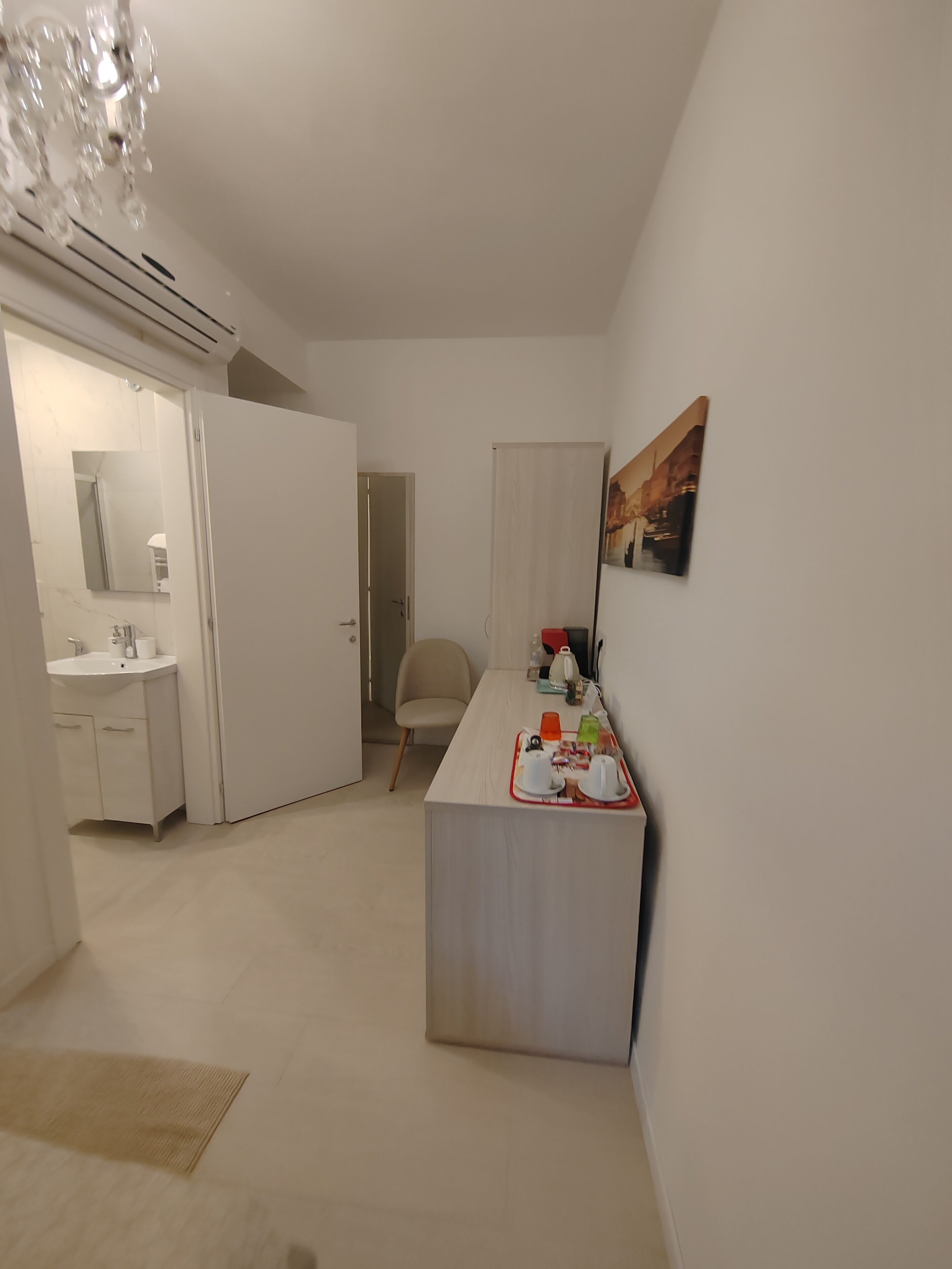 Eenvoudige kamer | Donsdekens, bedden met traagschuimmatrassen, een bureau