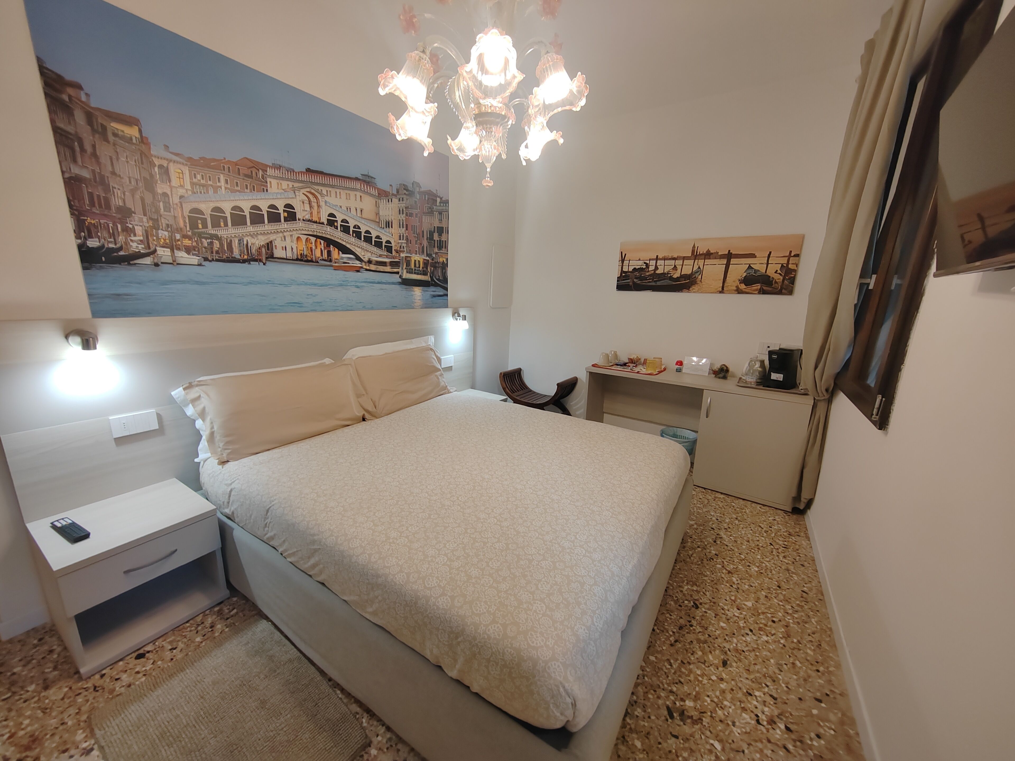 Standaard tweepersoonskamer, uitzicht op tuin | Donsdekens, bedden met traagschuimmatrassen, een bureau