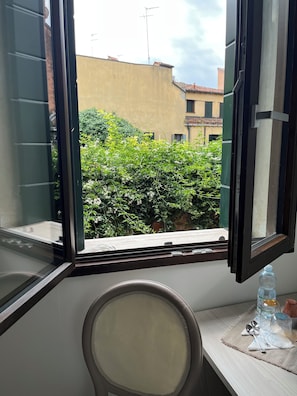 Standardzimmer, Gartenblick | Schreibtisch, laptopgeeigneter Arbeitsplatz, kostenloses WLAN