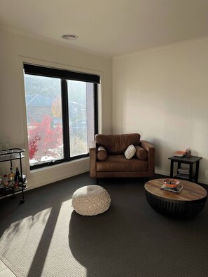 Casa, 4 habitaciones, para fumadores, balcón | Sala de estar | Libros