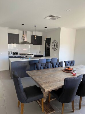 Casa, 4 habitaciones, para fumadores, balcón | Comedor