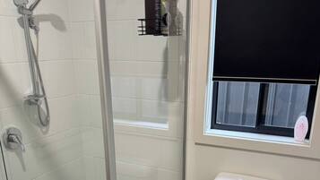 House, 4 Bedrooms, Smoking, Balcony | Bathroom