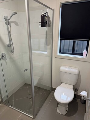 House, 4 Bedrooms, Smoking, Balcony | Bathroom