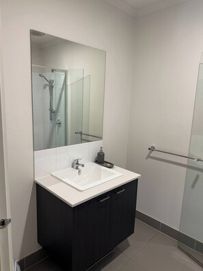 House, 4 Bedrooms, Smoking, Balcony | Bathroom - Wodonga House Huon Hill (Wodonga)