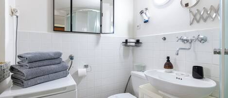 Dusche, Whirlpool, Haartrockner, Handtücher