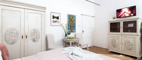 Iron/ironing board, WiFi, bed sheets