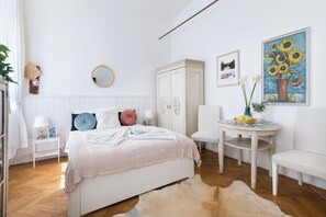 1 bedroom, iron/ironing board, WiFi, bed sheets - New Town Riverside Apartment (Hlavní město Praha)