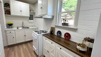 Microwave, oven, stovetop, cookware/dishes/utensils