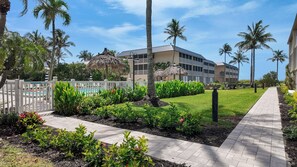 Piscine extérieure, parasols de plage, chaises longues