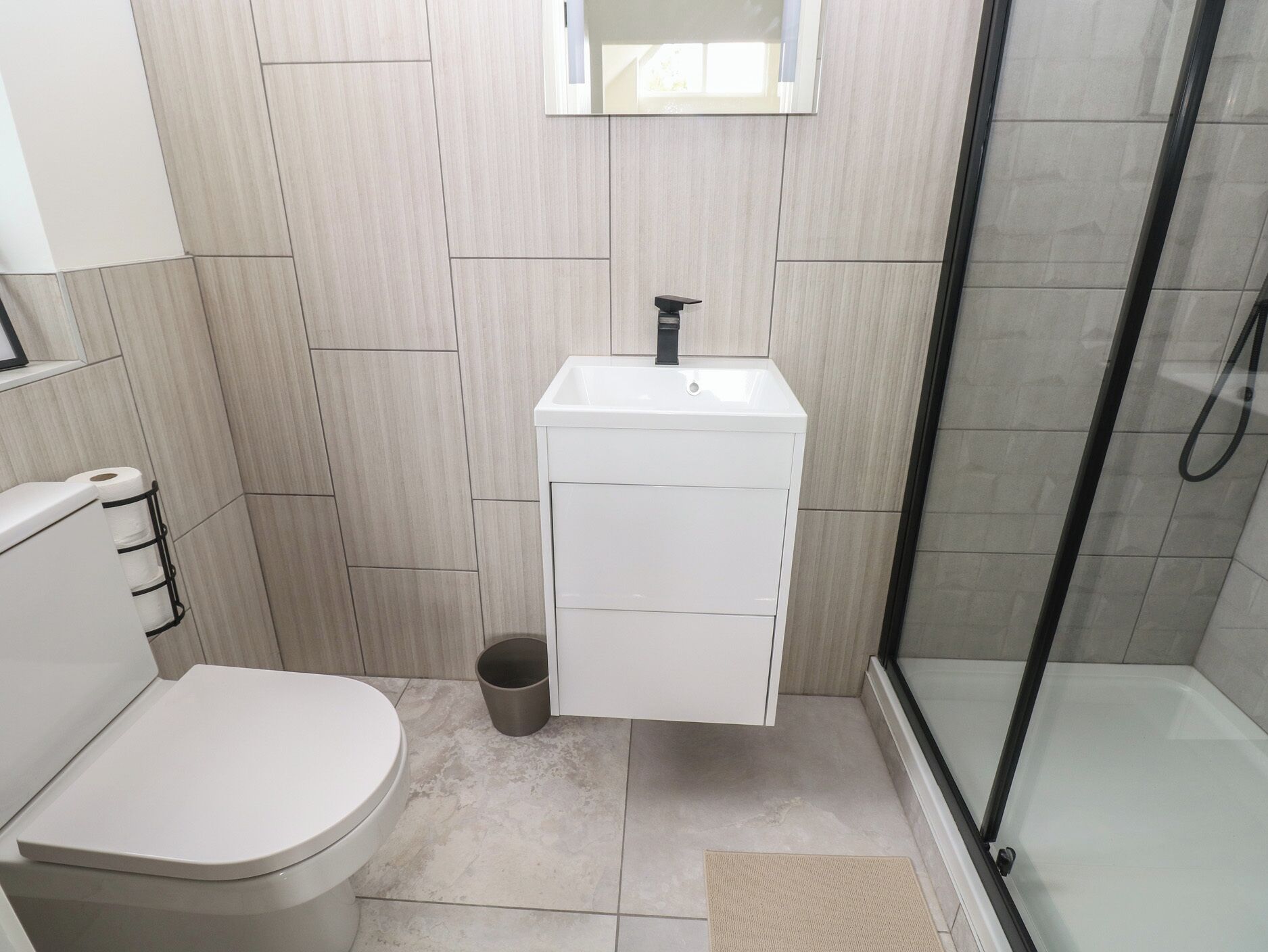 Un bagno piccolo con il water, un lavandino e una doccia.