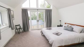 5 camere, con stile personalizzato, con arredamento individuale