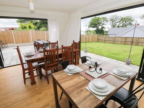 Outdoor dining - Ty Landsker (Milford Haven)
