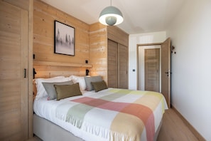 2 bedrooms, iron/ironing board, internet, bed sheets