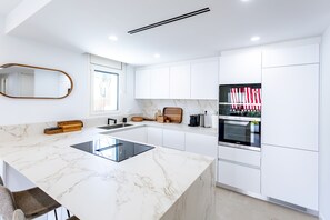 Køleskab, mikrobølgeovn, ovn, kogeplade