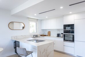 Een koelkast, een microgolfoven, een oven, een kookplaat