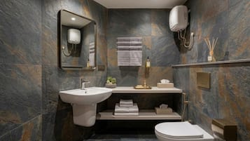 Un baño moderno con lavamanos, inodoro y espejo.