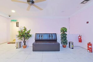 Coin salon dans le hall