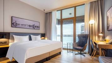 Premium tweepersoonskamer, uitzicht op haven | Hypoallergeen beddengoed, donzen dekbedden, een minibar
