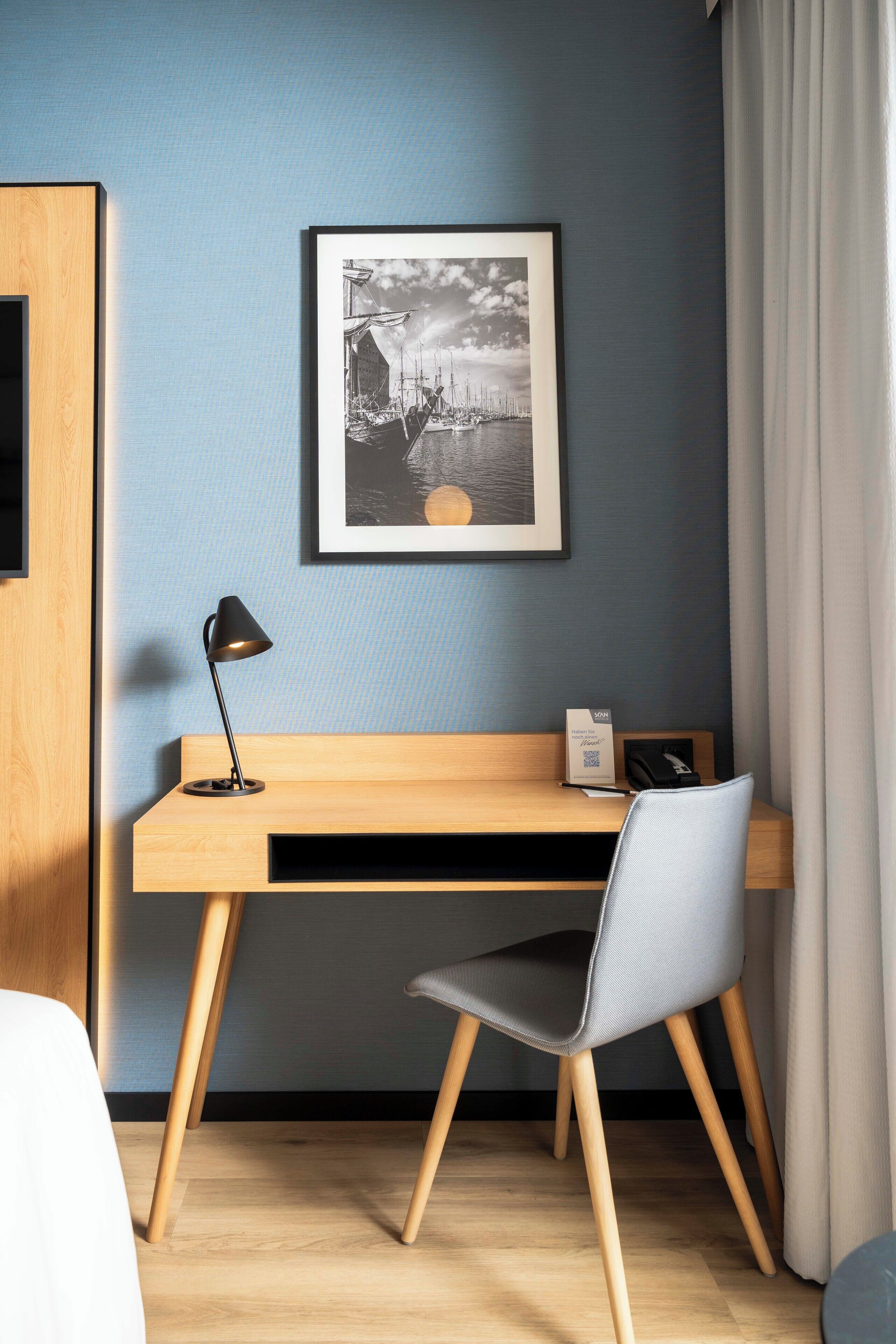 50-Zoll-LED-Fernseher mit Digitalempfang, Bücher, Arbeitsbereiche