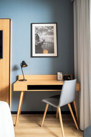 50-inch LED TV with digital channels, books, offices - ScanHotels Stadthafen (Rostock)