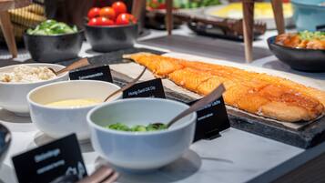 Tägliches Frühstücksbuffet (24 EUR pro Person)