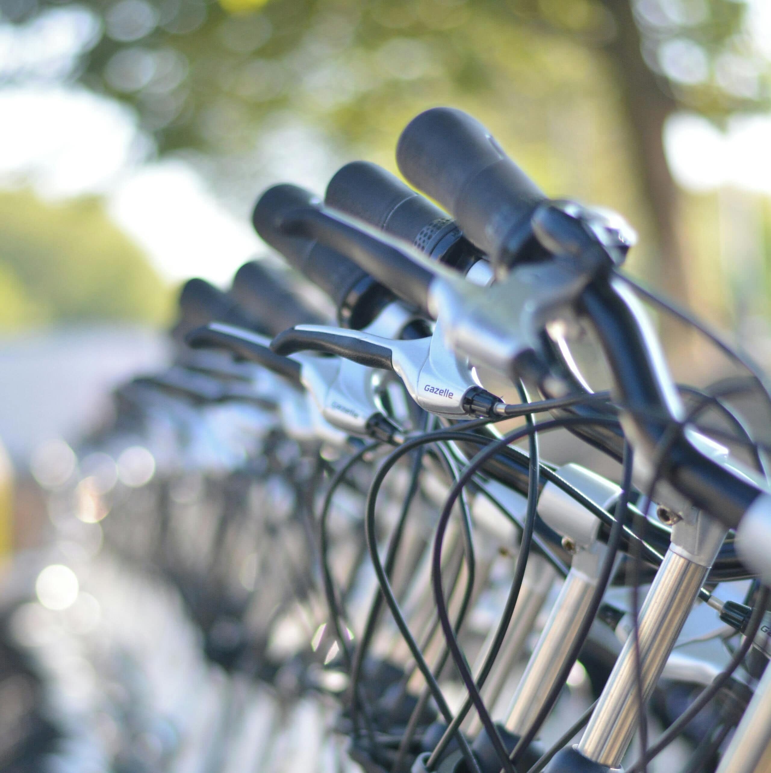 Eine Reihe von Fahrrädern mit angebrachten Schlössern, die ein Fahrradverleihsystem kennzeichnet.