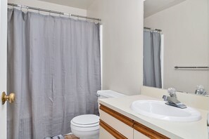 Serviettes fournies, savon, papier toilette