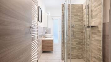 Dusche, Bidet, Handtücher