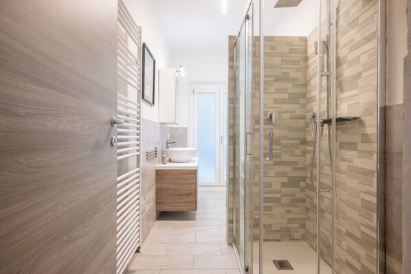 Regadera, bidet, toallas 