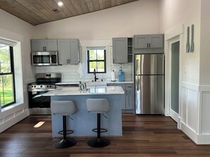 Fridge, microwave, oven, stovetop - Charming 1-bedroom house with WiFi and AC in Cowpens (Cowpens)