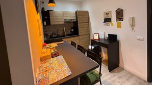 A modern kitchen with a dining area. - ABT L'Aura  (Palermo)