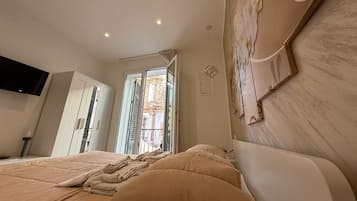 Habitación doble, balcón, vista a la ciudad | Cortinas blackout, insonorización y tabla de planchar con plancha