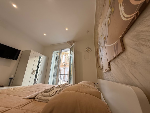 Double Room, Balcony, City View | Blackout drapes, soundproofing, iron/ironing board, free WiFi