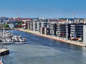 Marina - Anchorage vacation apartment - For 4 people with harbor view and private wallbox (Bremerhaven)