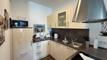 Kühlschrank, Mikrowelle, Ofen, Herdplatte