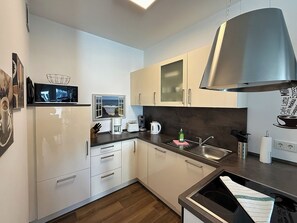 Kühlschrank, Mikrowelle, Ofen, Herdplatte