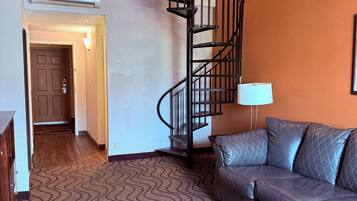 Family Suite, Non Smoking | Living area | 42-inch LED TV with digital channels, Netflix, Hulu