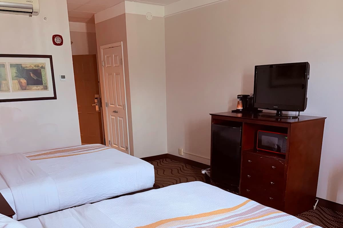 Deluxe Double Room, 2 Queen Beds, Non Smoking, Mountain View