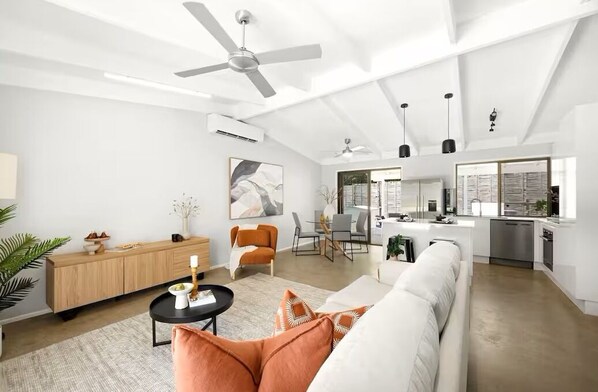 Smart TV - Lush + Light-Filled Retreat w/ Pool Near Beach, Airport. Heart of Sunshine Coast (Kuluin)