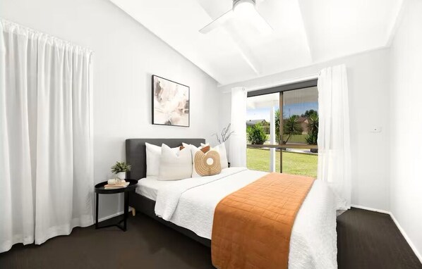Tabla de planchar con plancha, wifi gratis, ropa de cama