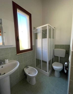 Douche, sĂšche-cheveux, bidet, serviettes fournies