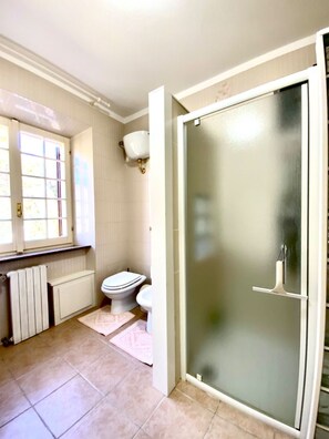 Dusche, Haartrockner, Bidet, Handtücher