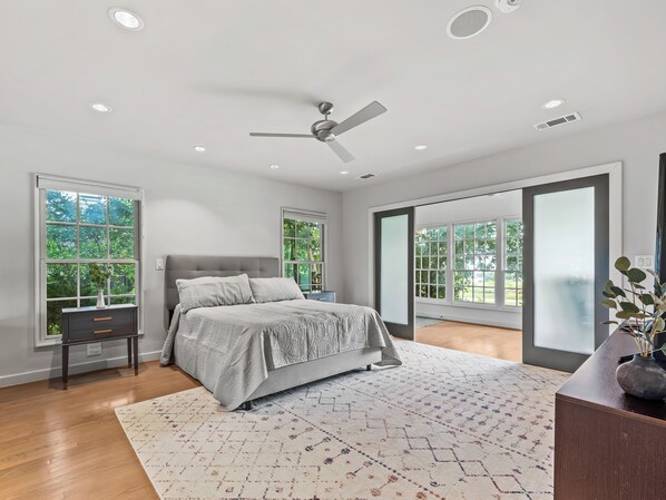 4 bedrooms, desk, iron/ironing board, travel cot