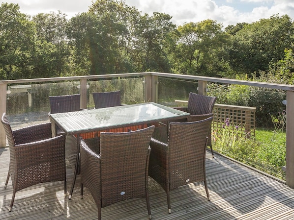 Outdoor dining - 2 Tree Tops (Looe)