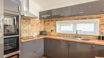 Dishwasher, cookware/dishes/utensils