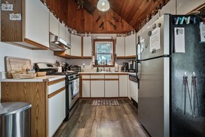 Kjøleskap, mikrobølgeovn, ovn og oppvaskmaskin