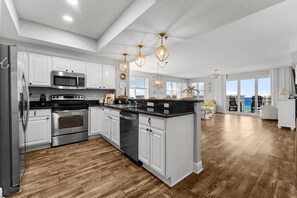 Réfrigérateur, micro-ondes, four, plaque de cuisson