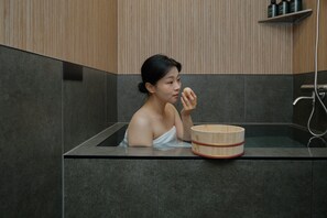 Deluxe Double Room | Desk, laptop workspace, soundproofing, free WiFi - Ryokan Hotel Yuhyu (Seoul)