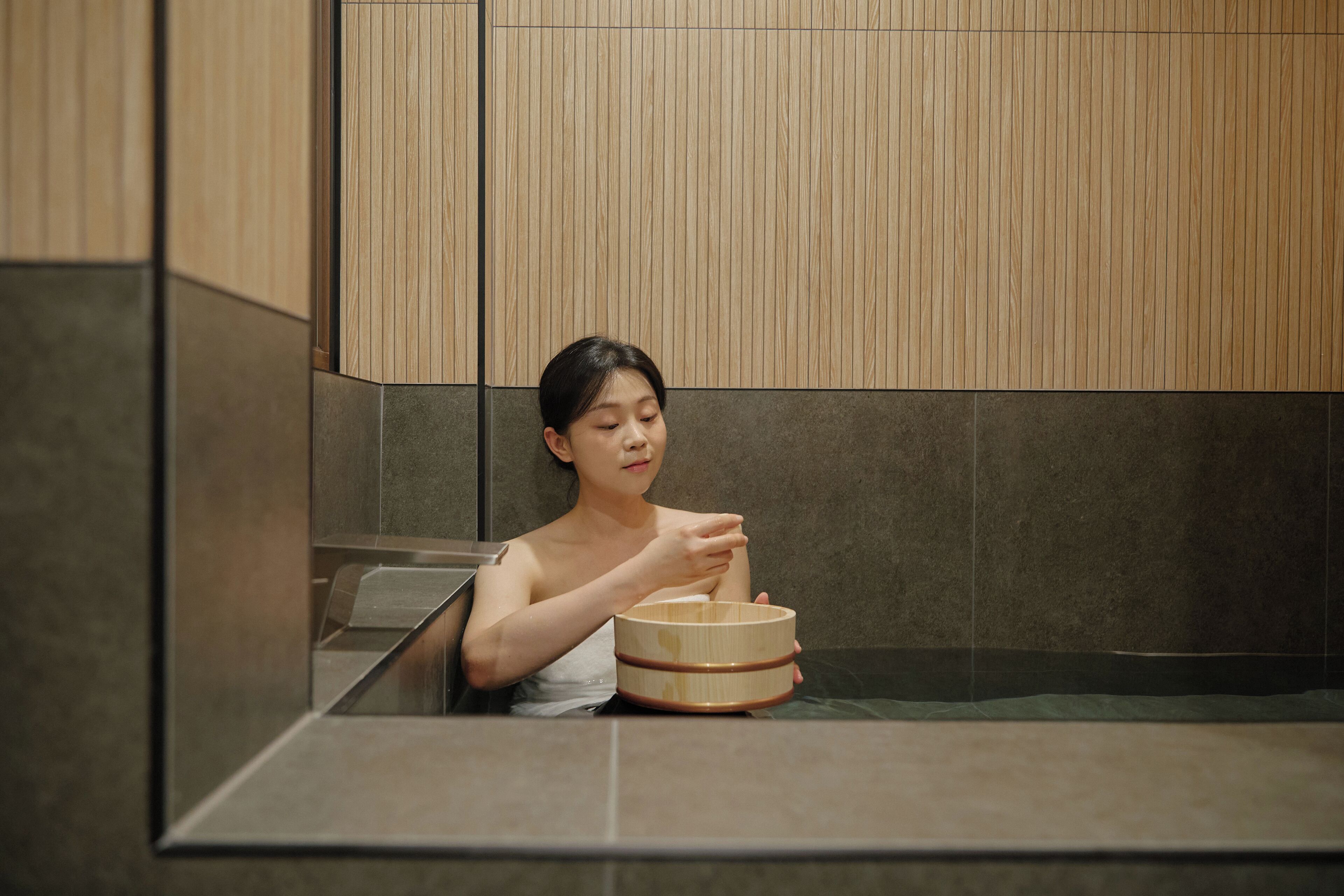 Familie studio suite | Badkamer | Een haardroger, handdoeken, zeep, shampoo